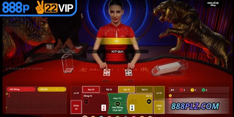 Mỗi bên nhận lá và bắt đầu so sánh để chọn người thắng